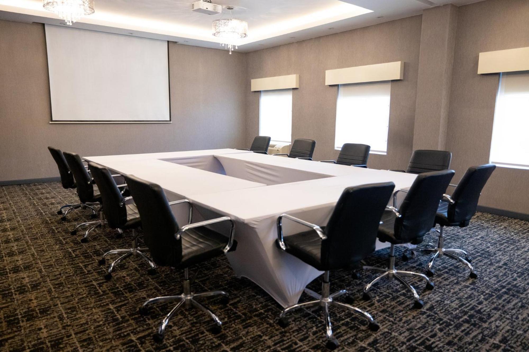 Voco Saltillo Suites By Ihg Екстериор снимка